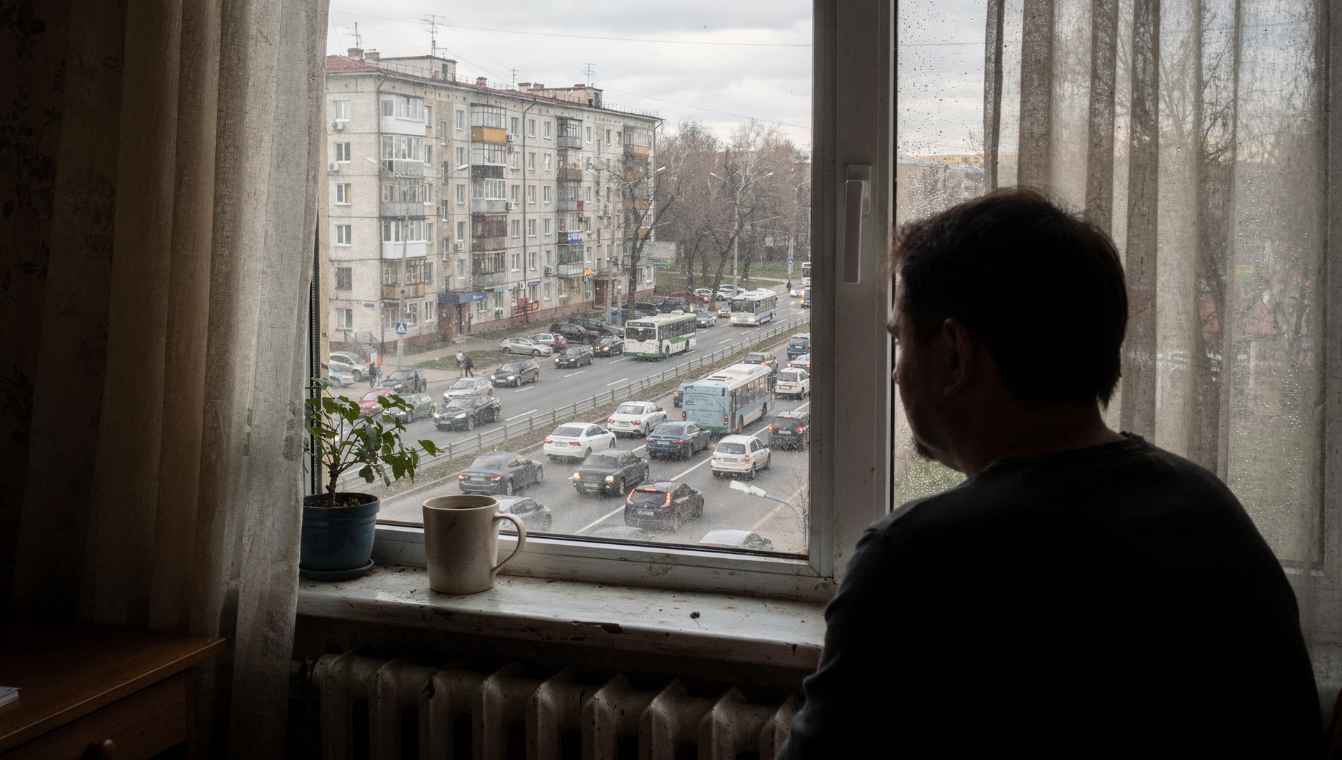 Шумоизоляция квартиры у дороги: почему одних стеклопакетов мало